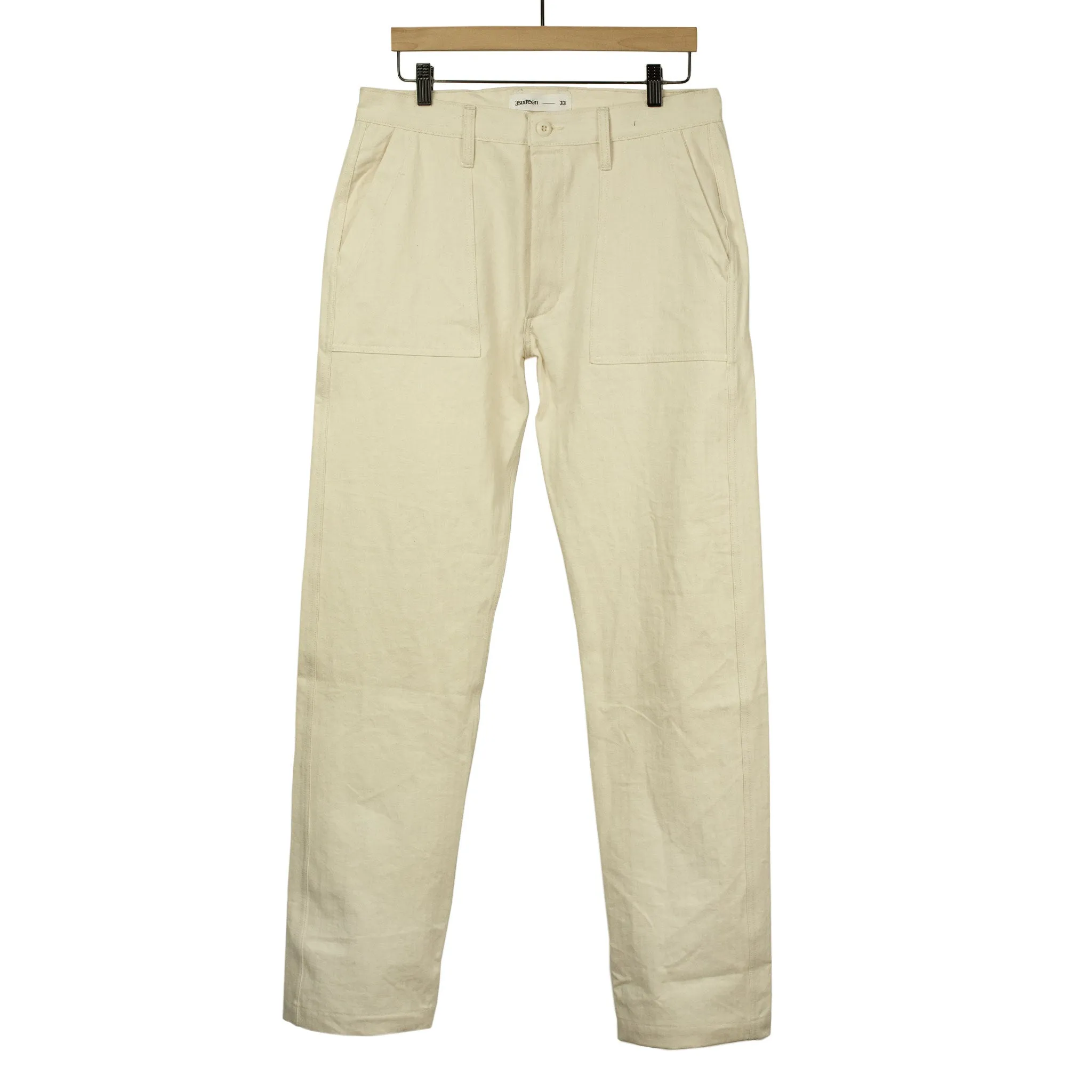 Fatigue pants in washed natural herringbone cotton