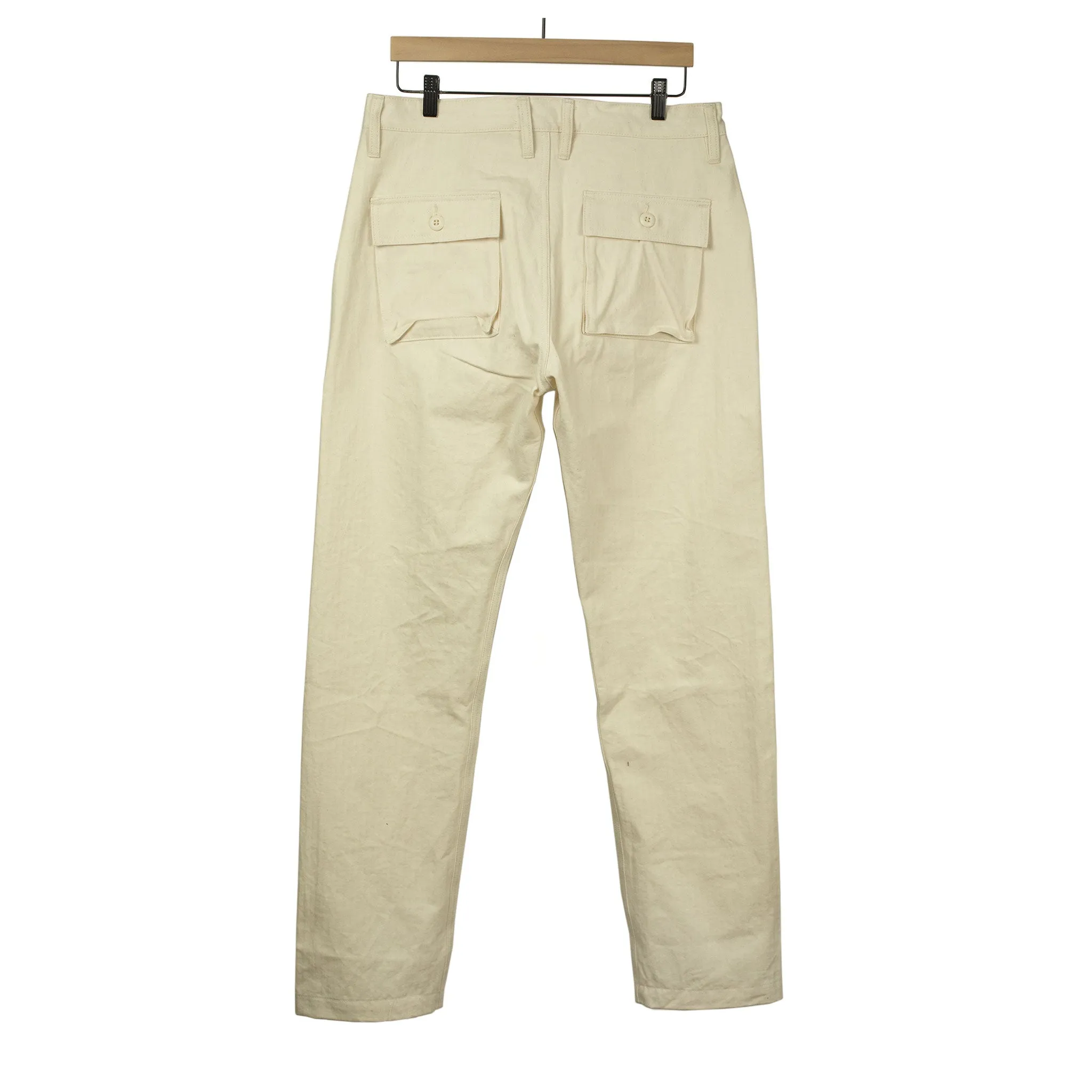 Fatigue pants in washed natural herringbone cotton